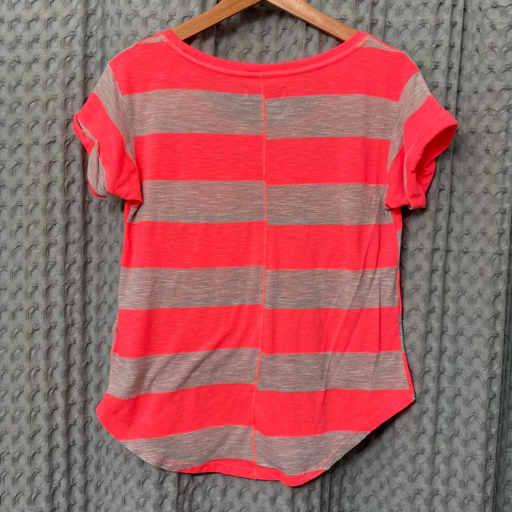 🌈5/$25 BUNDLE! Hollister 💕 Neon pink & gray shirt - Picture 2 of 6